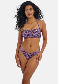 Violetti leopardi-kuosiset bikinit, joissa on rypytetty bandeau-ylaosa ja säädettävät hihnat; yhteensopivat matalat alaosa. Sileä, venyvä kangas, joka tarjoaa kohtuullisen peiton.