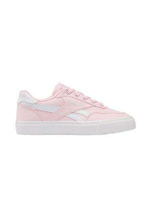 Lage roze sneaker met witte zool en witte Reebok-logo strepen aan de zijkant.