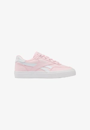 Lage roze sneaker met witte zool en witte Reebok-logo strepen aan de zijkant.