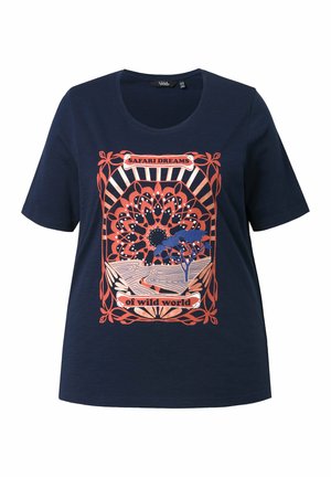 Marineblauw T-shirt met een ronde hals met een oranje en roze mandala, acaciabomen en tekst "Safari Dreams of wild world."