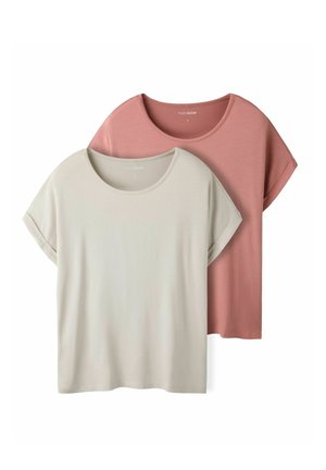 Két rövid ujjú, kerek nyakú póló egymásra helyezve; elől világos bézs, hátul tompa rózsaszín, mindkettő felhajtott ujjúval.