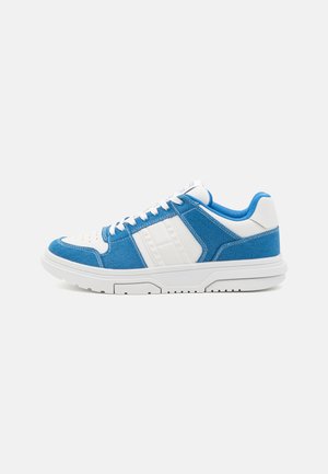 Sneaker blu e bianchi con tomaia in canvas e dettagli in pelle, punta forata e suola in gomma texturizzata.