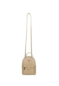Zaino in pelle beige con forma arrotondata, tasca frontale con zip, maniglia superiore e spallaccio regolabile. Texture liscia e accenti minimal.
