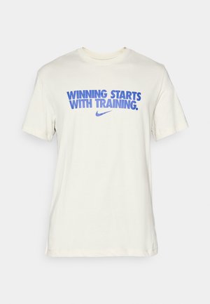 Biała bawełniana koszulka z niebieskim napisem "ZWYCIĘSTWO ZACZYNA SIĘ OD TRENINGU" oraz logo Nike poniżej.