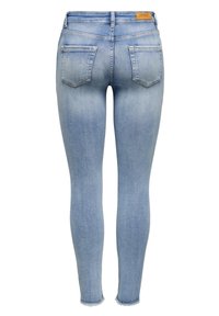 Bleka ljusblå skinny jeans med normal midja, två bakfickor och rå nederkant. Tillverkade av denimmaterial med en slät yta.