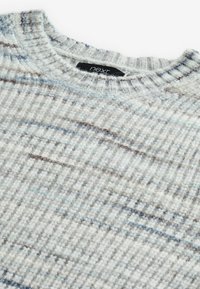 Pull en tricot avec un design texturé en gris, orné de rayures bleues et brunes, col rond et poignets côtelés. Étiquette visible à l'intérieur du col.