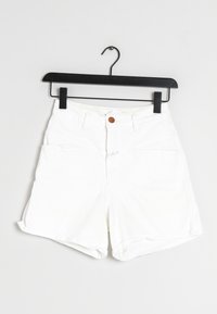 Shorts en denim blanc avec un ourlet retroussé, dotés de deux poches avant et d'une fermeture à bouton marron. Texture lisse et coupe ajustée.