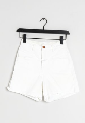 Witte denimshorts met een opgerolde zoom, voorzien van twee voorzakken en een bruine knoopsluiting. Gladde textuur en getailleerde pasvorm.