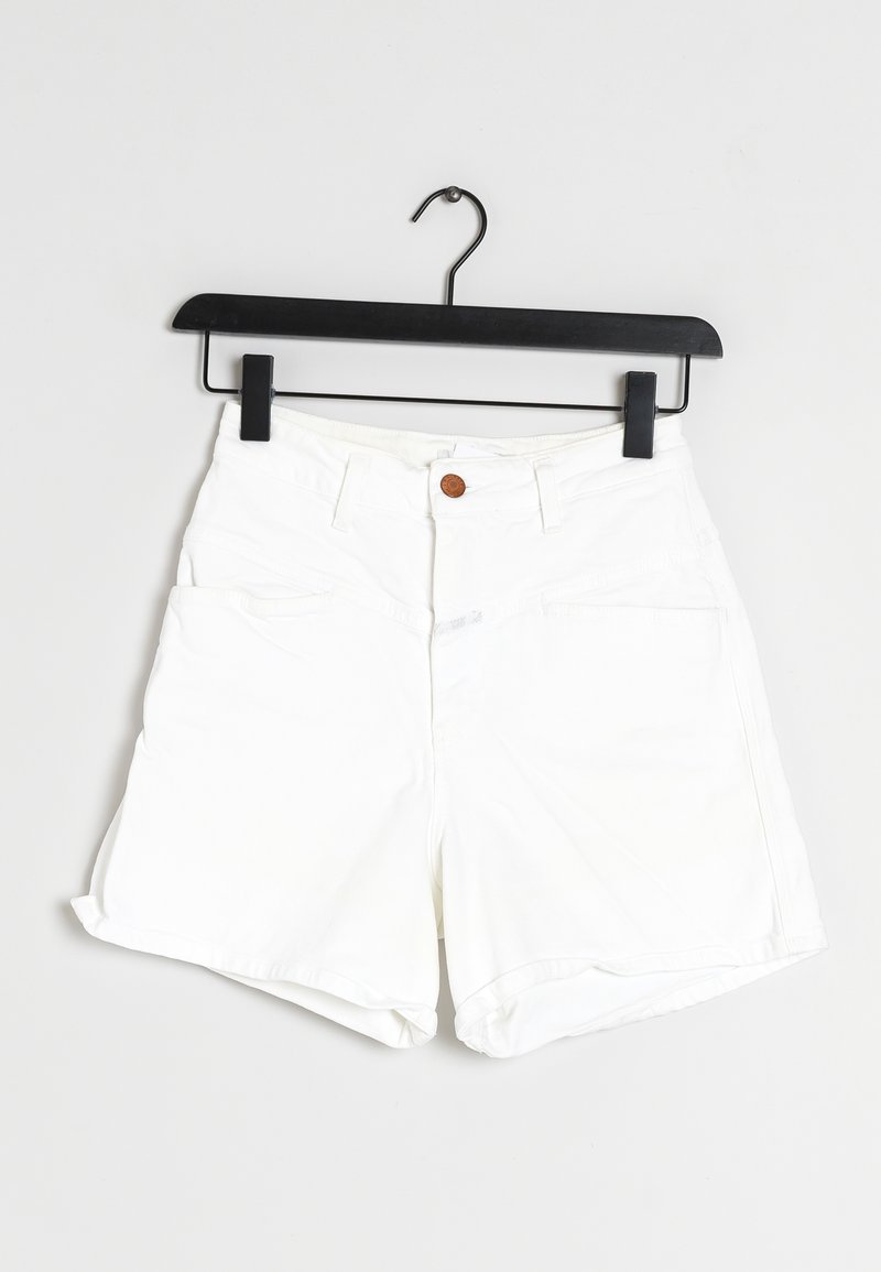 Shorts en denim blanc avec un ourlet retroussé, dotés de deux poches avant et d'une fermeture à bouton marron. Texture lisse et coupe ajustée.