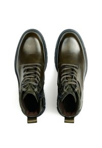 Stivali alla caviglia in pelle verde oliva con finitura lucida, suola in gomma nera, occhielli metallici e lacci robusti. Presentano una linguetta sul tallone.