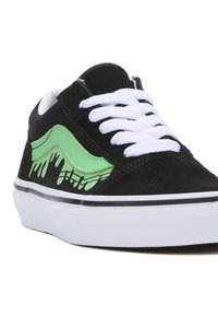 Mustat mokkaulkoilukengät vihreällä aalto-tyylillä, valkoiset nauhat ja teksturoitu valkoinen kumipohja. Koristeina musta reunus.