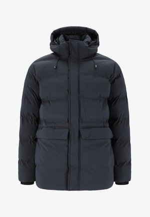 Merijasin takki korkealla kauluksella, jossa on kaksi etutaskua ja säädettävä huppu. Sileä pinta, jossa on tikattu kuvio, ja ei näkyvää metalliosaa.