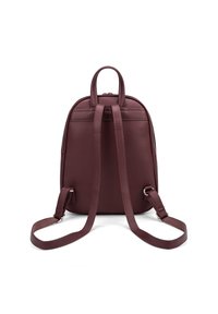 Sac à dos en cuir bordeaux avec des bretelles réglables, forme arrondie, poignée supérieure et texture lisse ; il possède une fermeture éclair et un dos plat.