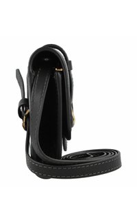 Sac en cuir noir avec une finition texturée, forme rectangulaire compacte, accents en métal doré et une bandoulière plate. Espace ouvert visible à l'intérieur.
