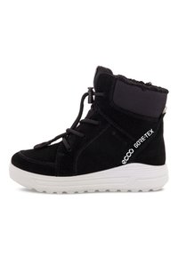 Stivaletti alla caviglia in suede nero con suole in gomma bianca. Le caratteristiche includono un laccio frontale, un colletto morbido e il marchio GORE-TEX sul lato.