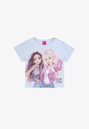 Due ragazze illustrate su una maglietta azzurro chiaro; una con capelli castani lunghi che tiene un microfono, l'altra con capelli biondi lunghi e una giacca rosa.
