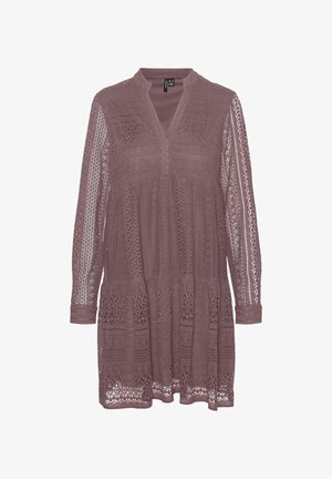 Koronkowa sukienka tunika w kolorze mauve, z długimi rękawami, dekoltem w kształcie litery V, warstwowym krojem oraz misternymi wzorami w całej tkaninie.