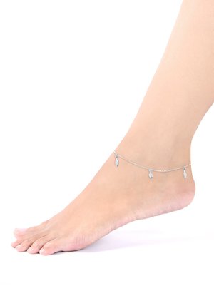 Sølv ankelarmbånd med en delikat kæde og tre små bladformede charms. Designet er minimalistisk og let.