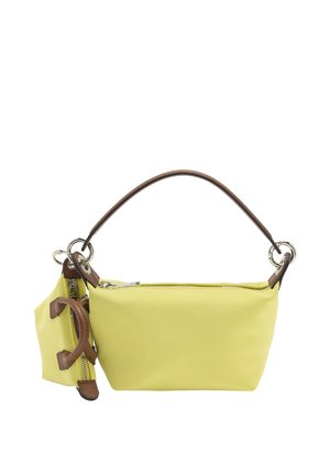 Mała prostokątna żółta torebka z brązowym skórzanym uchwytem i dołączoną dopasowaną żółtą saszetką na zamek, na białym tle.