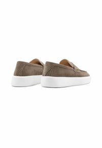 Suède instappers in taupe met een platte witte rubbersole. Kenmerkt zich door stikselaccenten en een ronde te ontwerpen voor een casual uitstraling.