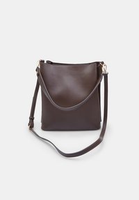Borsa a tracolla in pelle marrone con forma piatta, texture liscia e dettagli in metallo dorato. Presenta una tracolla regolabile e un design con apertura superiore.