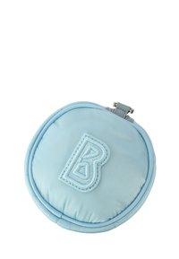 Portafoglio circolare blu chiaro con texture trapuntata, dotato di un logo 'B' ricamato in rilievo e una zip grigia con un piccolo tirazip.