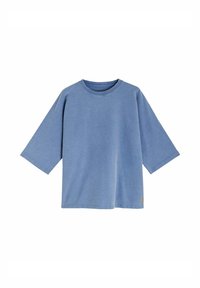 T-shirt en coton bleu avec un col rond et des manches trois-quarts. Il présente une texture douce et un petit logo en détail sur l'ourlet.