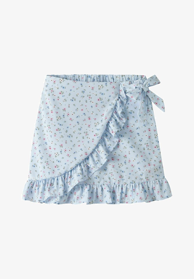 Jupe portefeuille à fleurs bleu clair avec des bords à volants et une fermeture par nœud sur le côté.