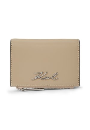 Beżowy skórzany portfel z srebrnym logo "Karl" na przodzie i widocznym srebrnym zamkiem błyskawicznym na dolnej krawędzi.