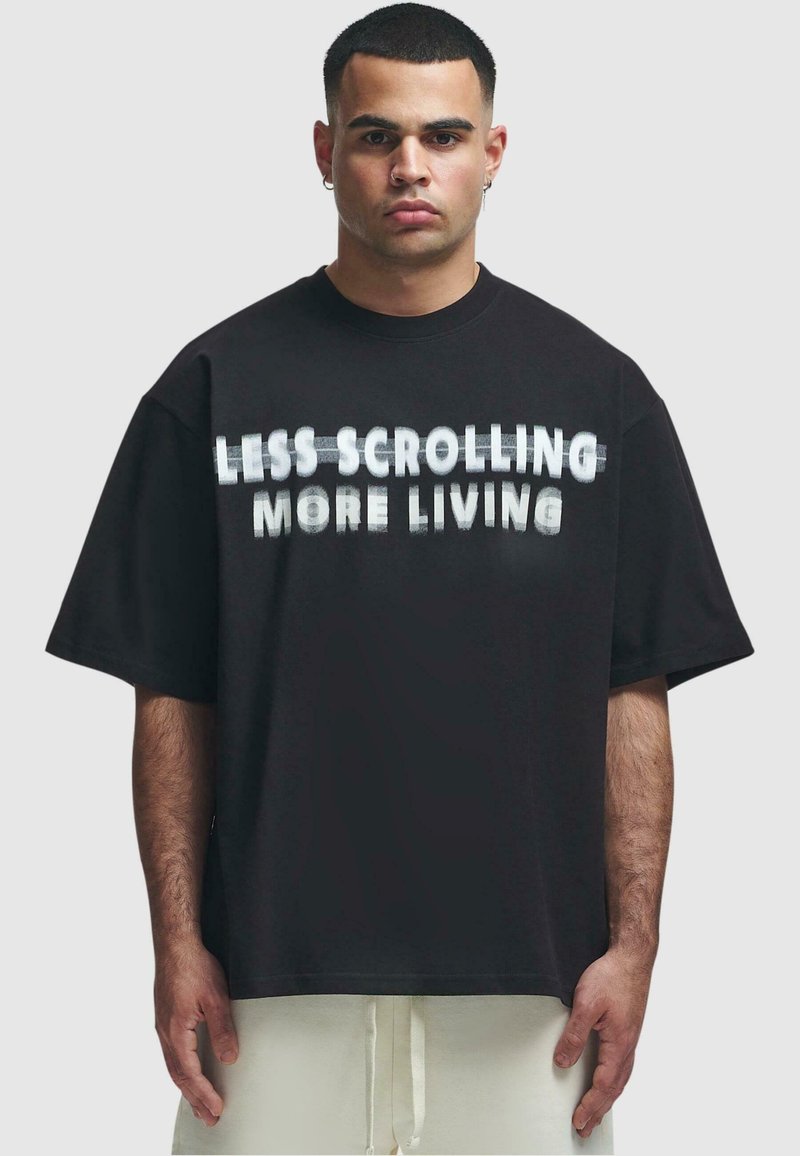 2Y Studios LESS SCROLLING  - T-shirt imprimé - black