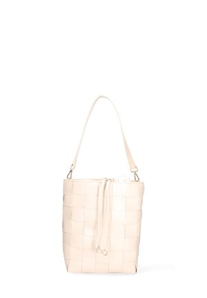 Borsa a secchiello in pelle intrecciata di un beige chiaro, dotata di una tracolla singola e chiusura con coulisse. Texture liscia con cuciture visibili.