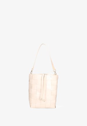 Sac seau en cuir tissé de couleur beige clair, avec une seule bandoulière et une fermeture à cordon. Texture lisse avec des coutures visibles.