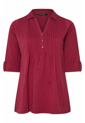 Blusa roja de mujer con mangas 3/4, cierre frontal con botones, cuello y pliegues verticales en el pecho.