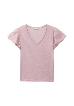 Lyserød damebluse med V-hals og gennemsigtige, broderede korte pufærmer.