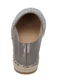 Scarpa espadrilles slip-on grigia con tomaia metallica, dettaglio in tessuto intrecciato sul tallone e rifiniture in juta attorno alla suola.