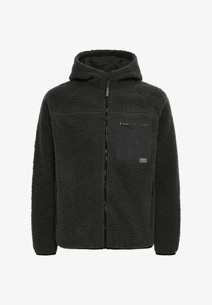 Sort fleecejakke med hætte, struktureret stof, frontlynlås og en brystlomme. Har et logo-patch på lommen.