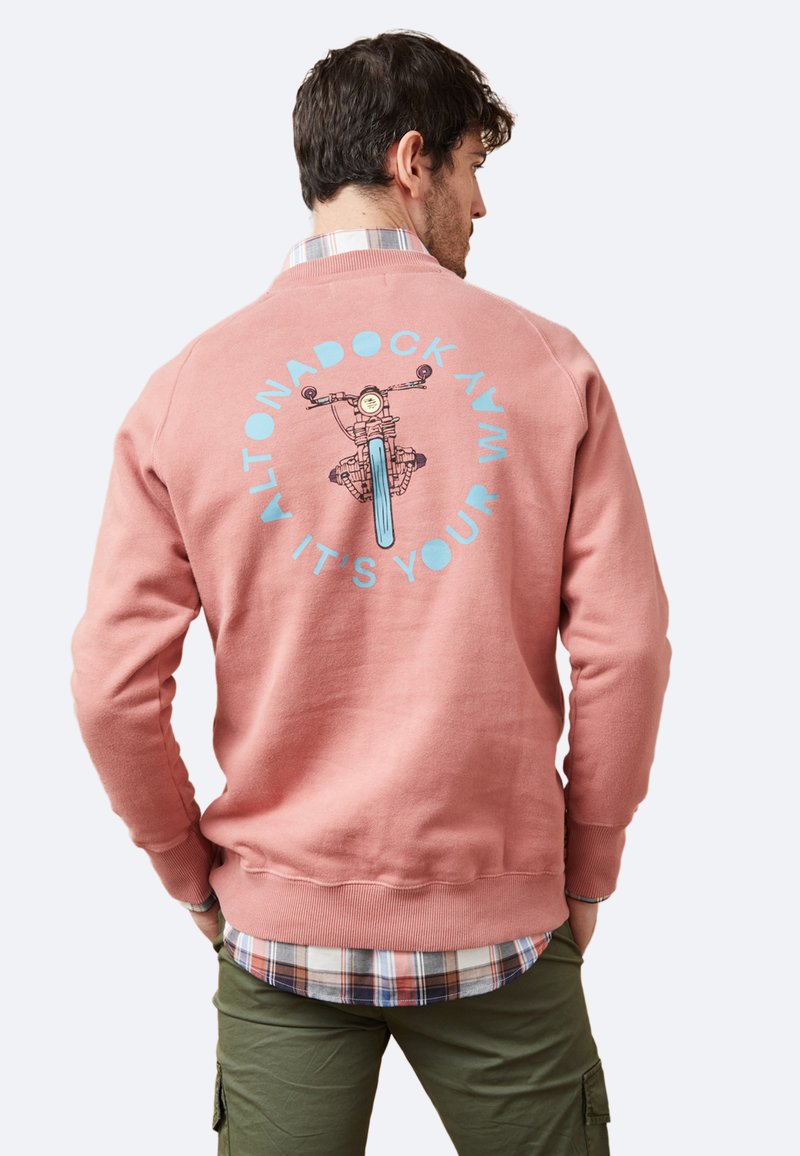 Sudadera de color rosa claro con un gráfico de una bicicleta en la parte posterior, con texto azul que dice "ALTONADOCK AVM IT'S YOUR." Puños y dobladillo de canalé.