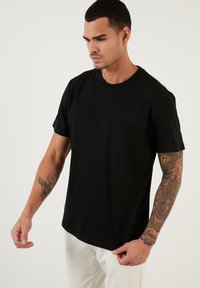 Buratti REGULAR FIT - Paprasti marškinėliai - black