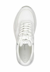 Sneaker sportivo bianco con tomaia in rete e accenti sintetici lisci. Presenta punta rotonda, chiusura con lacci e colletto imbottito per il comfort.