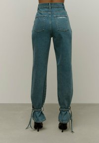 LA MANIA ETZI - Tiesaus kirpimo džinsai - blue denim