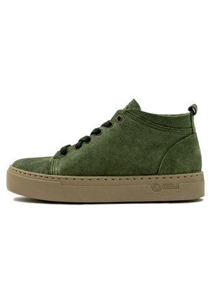 Groene suède hoge sneaker met zwarte veters, ronde neus, rubberen zool en subtiele branding aan de zijkant.