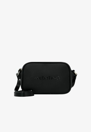 Zwarte synthetische crossbodytas met geperst "VALENTINO" logo, rechthoekige vorm, gladde textuur, zilverkleurige hardware, verstelbare riem.