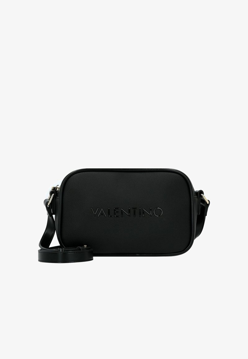 Sac bandoulière noir en synthétique avec logo "VALENTINO" embossé, forme rectangulaire, texture lisse, accessoires argentés, bandoulière réglable.