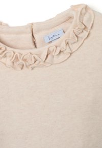 Helles rosa Sweater mit einem Rüschenausschnitt. Hergestellt aus einem weichen, strukturierten Stoff. Verfügt über ein Etikett mit der Aufschrift "fgattino" nahe dem Rücken.