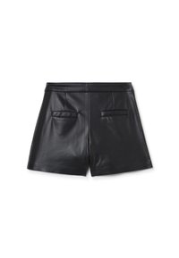 Pantaloni corti in pelle nera con una texture liscia, dotati di una vita aderente e due tasche posteriori. Il design è minimalista e su misura.