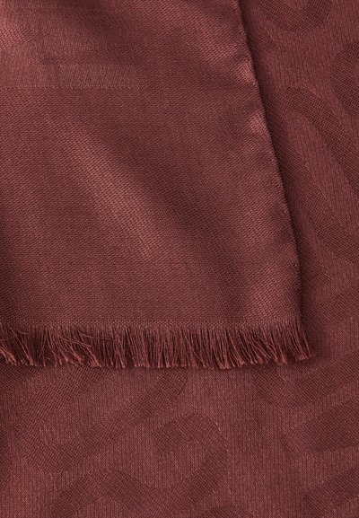 Burgundystoff med et subtilt teksturert mønster. En kant har frynse detaljer. Glatt tekstur med en lett blank finish.