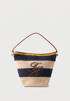 Stribet vævet bøtte taske med beige og marineblå bånd, brun læderhåndtag, gul lynlåskant og brun monogramdetalje foran.