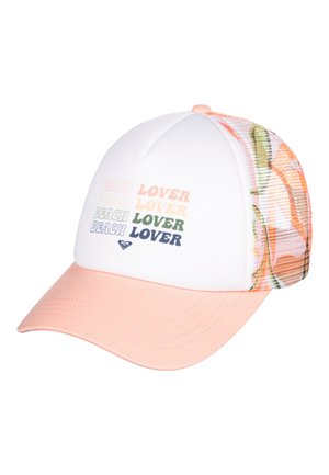 Gorra blanca con visera melocotón, con texto repetido "BEACH LOVER" en colores pastel. Parte trasera de malla con acentos de patrón abstracto colorido.