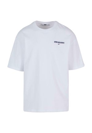 Balta medvilninė marškinėliai trumpomis rankovėmis, apvaliu iškirpimu ir tamsiai mėlynu tekstu "ASPIRE AND ACHIEVE" kairėje krūtinės pusėje. Paprastas dizainas.