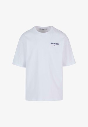 Balta medvilninė marškinėliai trumpomis rankovėmis, apvaliu iškirpimu ir tamsiai mėlynu tekstu "ASPIRE AND ACHIEVE" kairėje krūtinės pusėje. Paprastas dizainas.